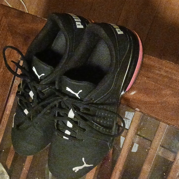 Black and red puma - Picture 3 of 3